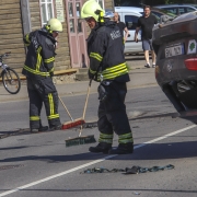 GALERII Kokku põrganud sõiduautodest paiskus üks katusele