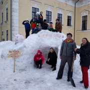 GALERII Vastseliina keskusesse kerkis poole päevaga lõbus ja praktiline lumelinn